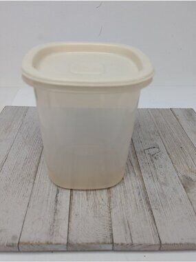 Rubbermaid 6 cups Servin Saver #5 Sheer Square Canister Storage Almond Lid